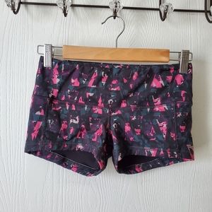 FLEO Geometric Triangle Print Shorts